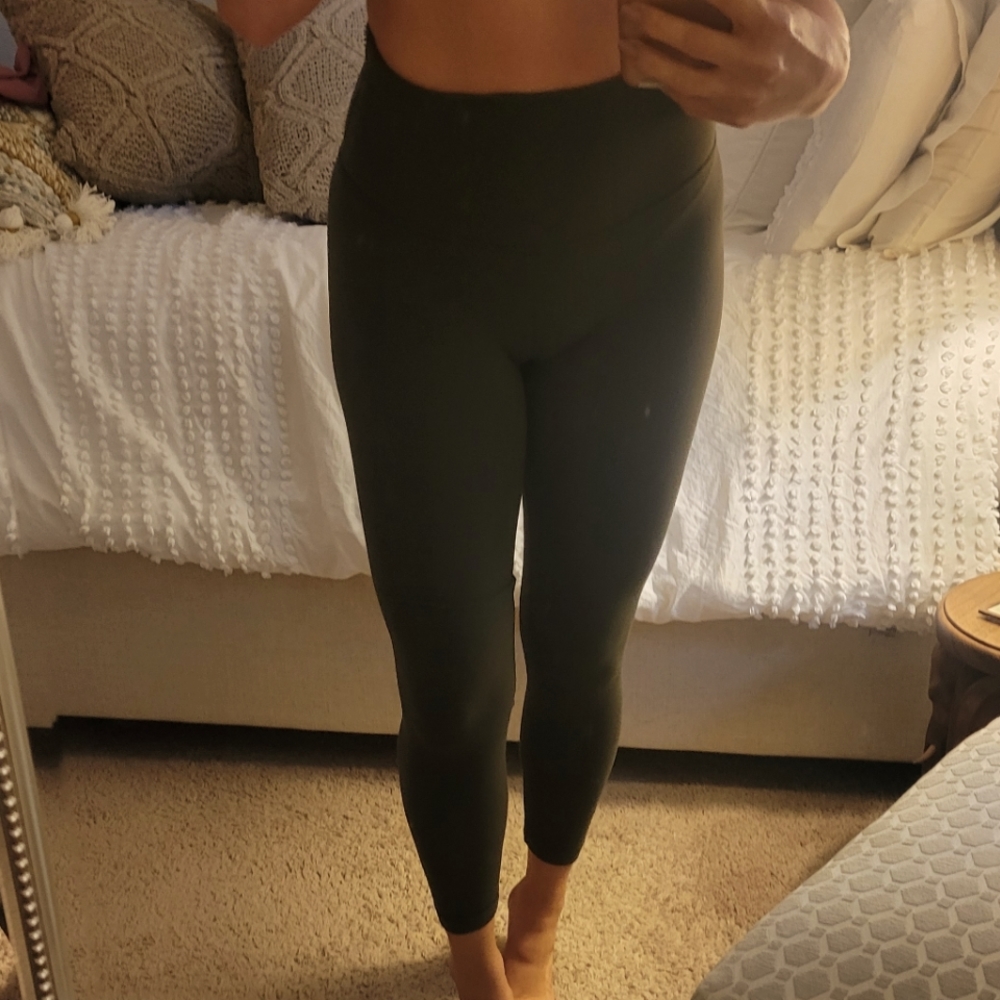 {Lulu} 🍋 SOLD Green Legging